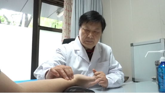 央视名嘴水均益对话精神专家杨晓：四十年坚守，传承中西医结合精神医学的“薪火”